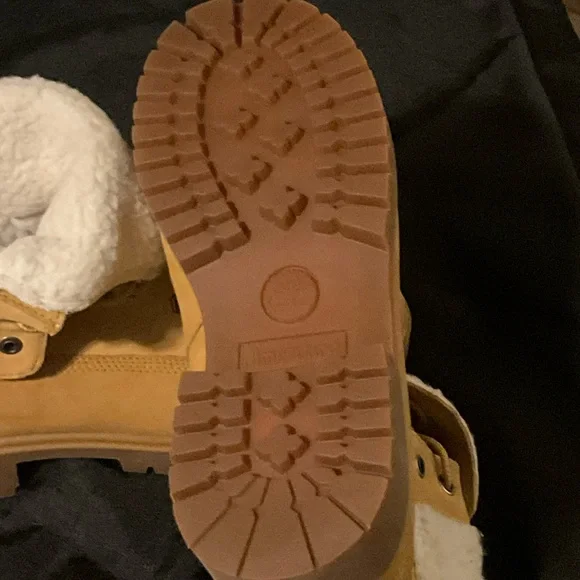 Timberland Brown Boots with Cream Fur - Picture 4 of 6